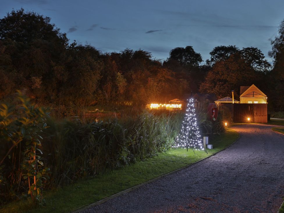 The Tunnel at Bridge Lake Farm and Fishery - Cotswolds - 1132709 - thumbnail photo 37