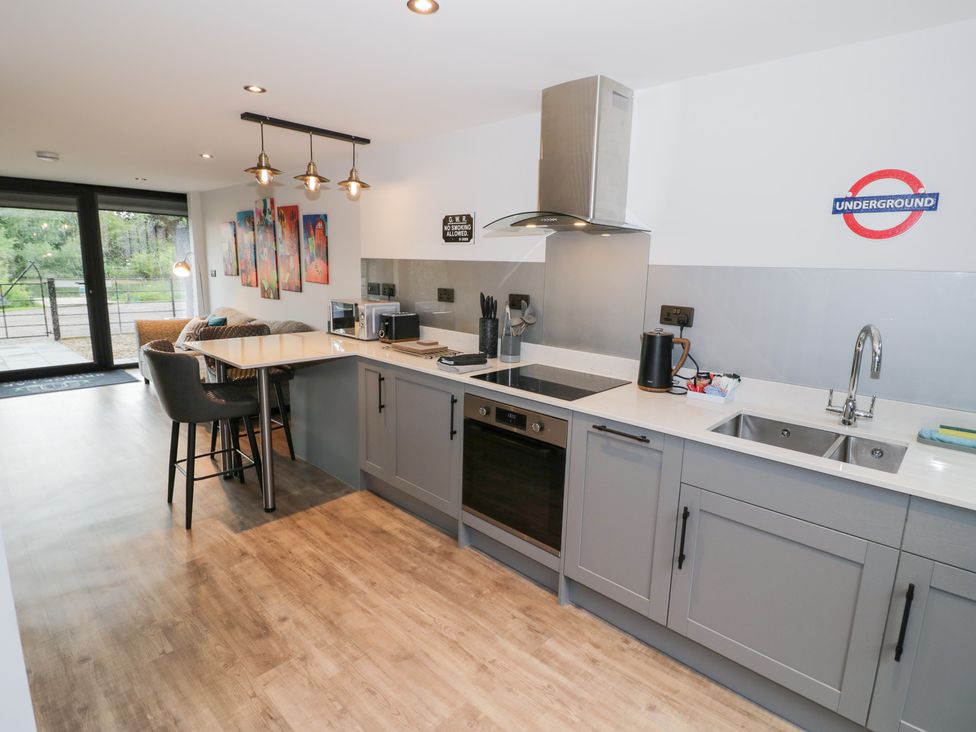 A kitchen with cabinets and appliances at The Tunnel at Bridge Lake Farm and Fishery Chacombe