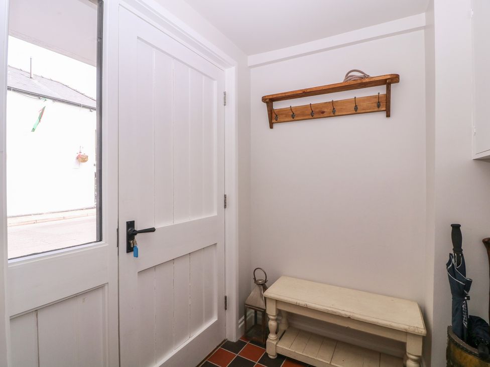 A hallway with a coat rack and bench at 19 Lion Street Hay-On-Wye