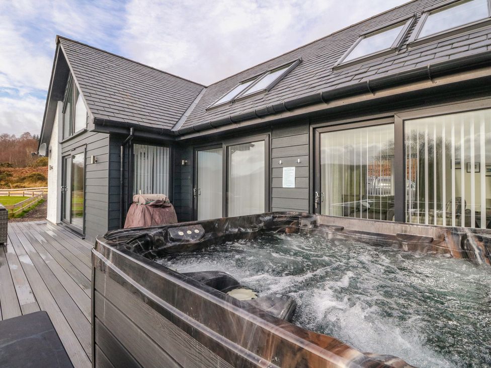 An outdoor area with a hot tub at Eildan in Fort William