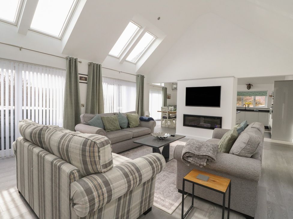 A living room with sofas and a television at Eildan in Fort William