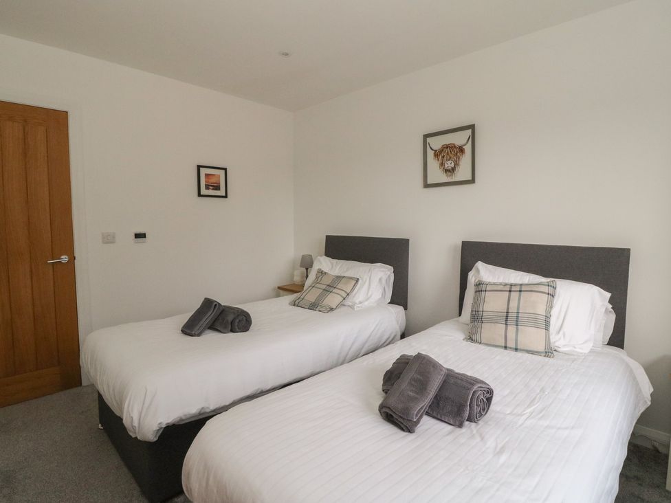 A bedroom with two single beds in Eildan Fort William