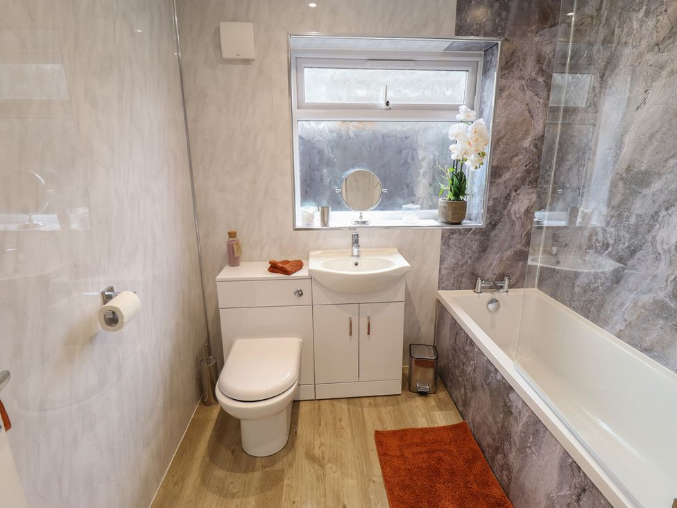 A bathroom with a sink and bathtub at Mariai Eton Road in Trusthorpe