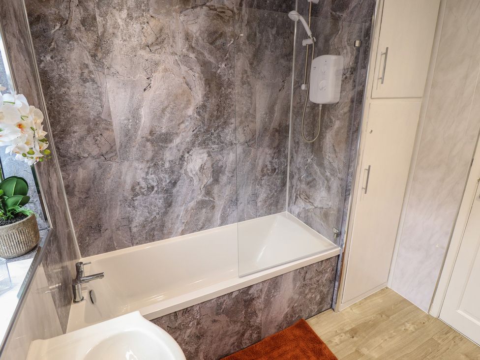 A bathroom with shower and bathtub at Mariai Eton Road in Trusthorpe
