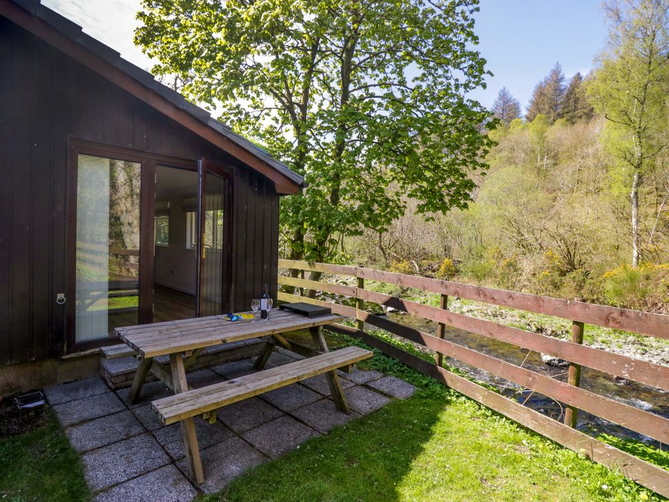 An outdoor area with a picnic table by a cabin at Chestnut Timber Lodge in Keswick