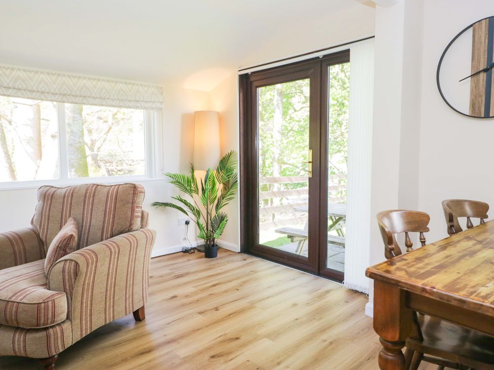 A living room with a sofa and dining table at Dogwood Timber Lodge in Keswick