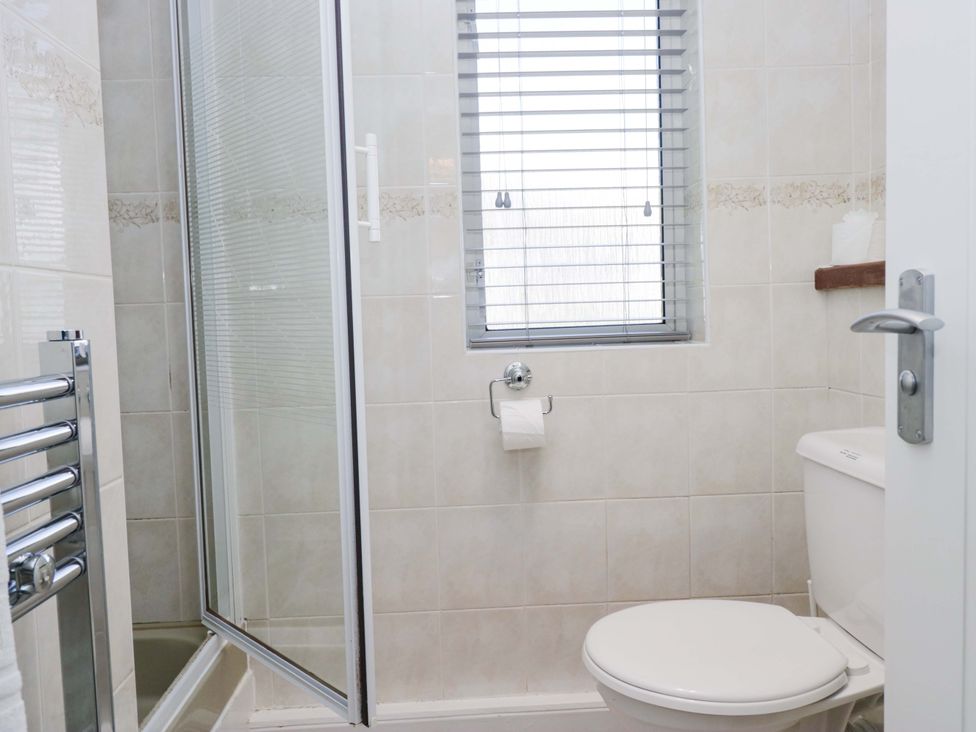 A bathroom with a shower and toilet at Dogwood Timber Lodge in Keswick