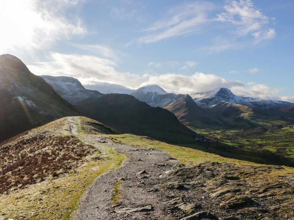 A path leading through mountains at Dogwood Timber Lodge in Keswick