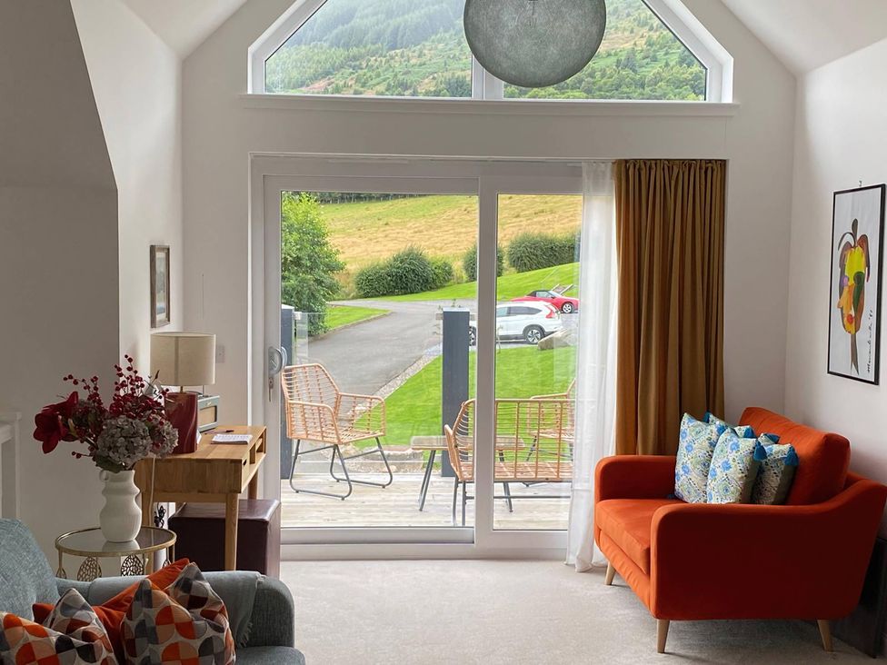 A living room with a sofa and coffee table at Kalipé in Kenmore