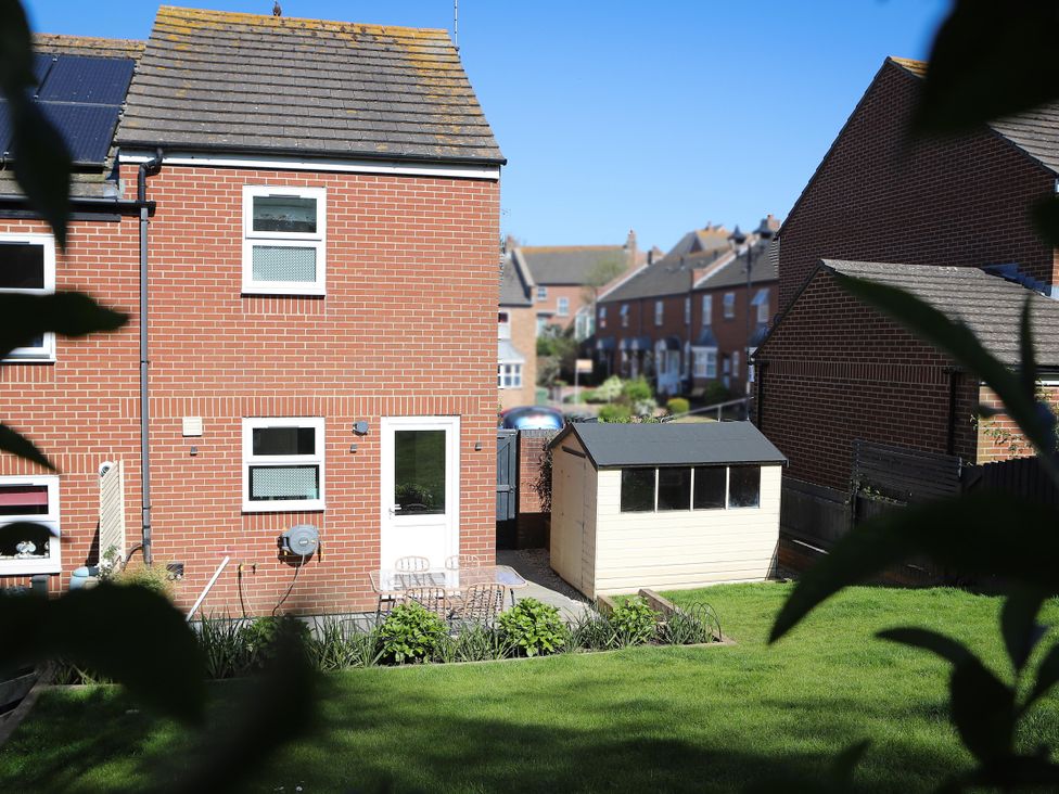 A backyard with a house and a shed at The Nightingale in Weymouth