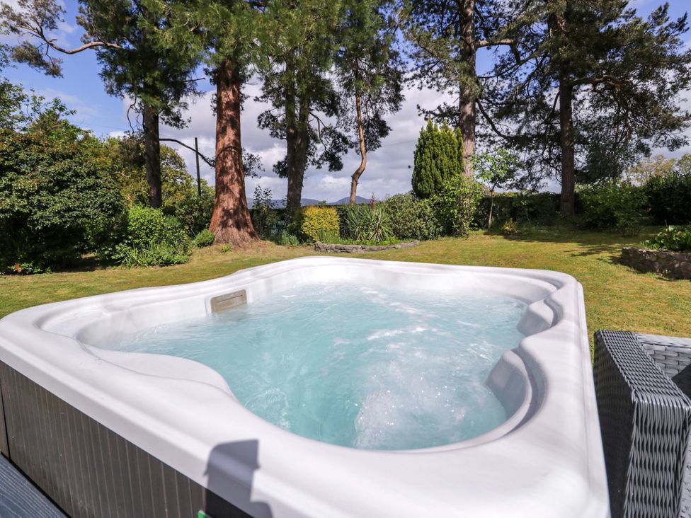A hot tub in a garden at Woodlands Retreat Llanfwrog near Ruthin