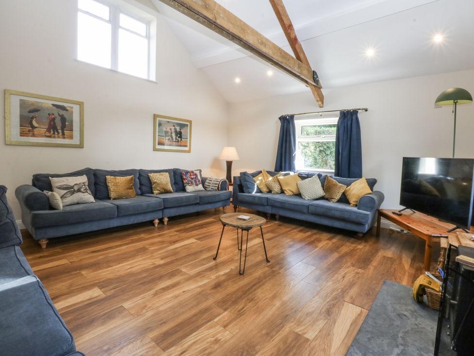 A living room with sofas and a coffee table at Tawelfan in Llwyngwril