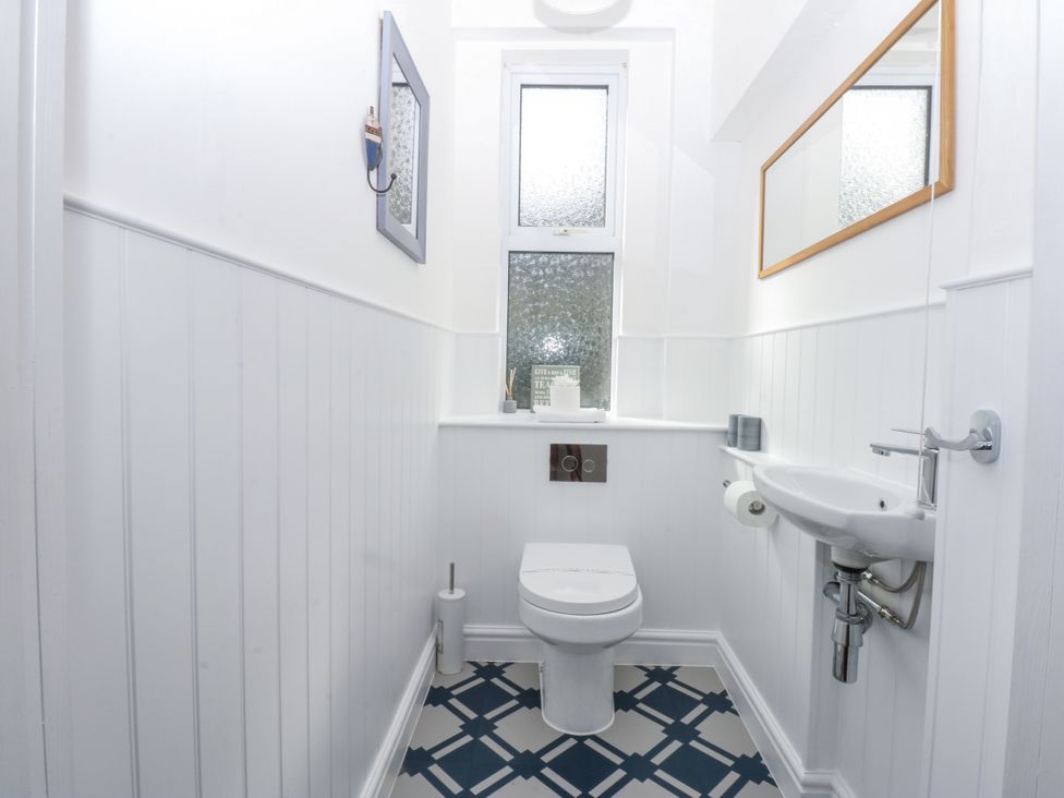 A bathroom with a toilet and sink at Tawelfan in Llwyngwril