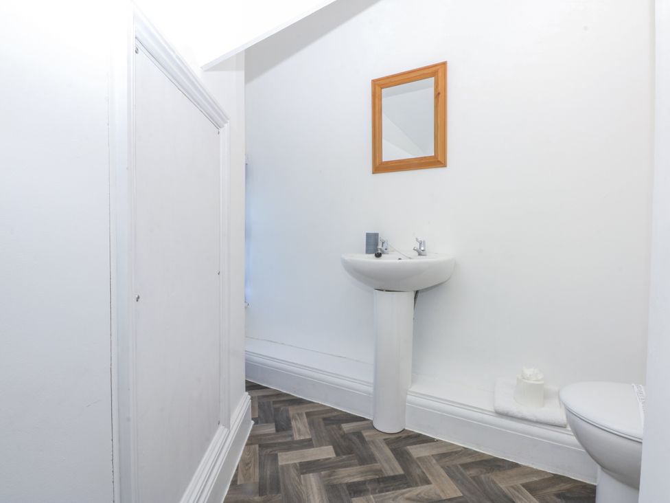 A bathroom with a sink and toilet at Tawelfan in Llwyngwril