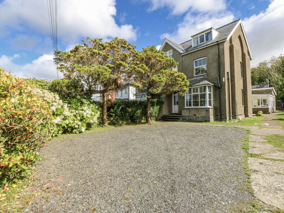 A house with a driveway and greenery at Tawelfan in Llwyngwril
