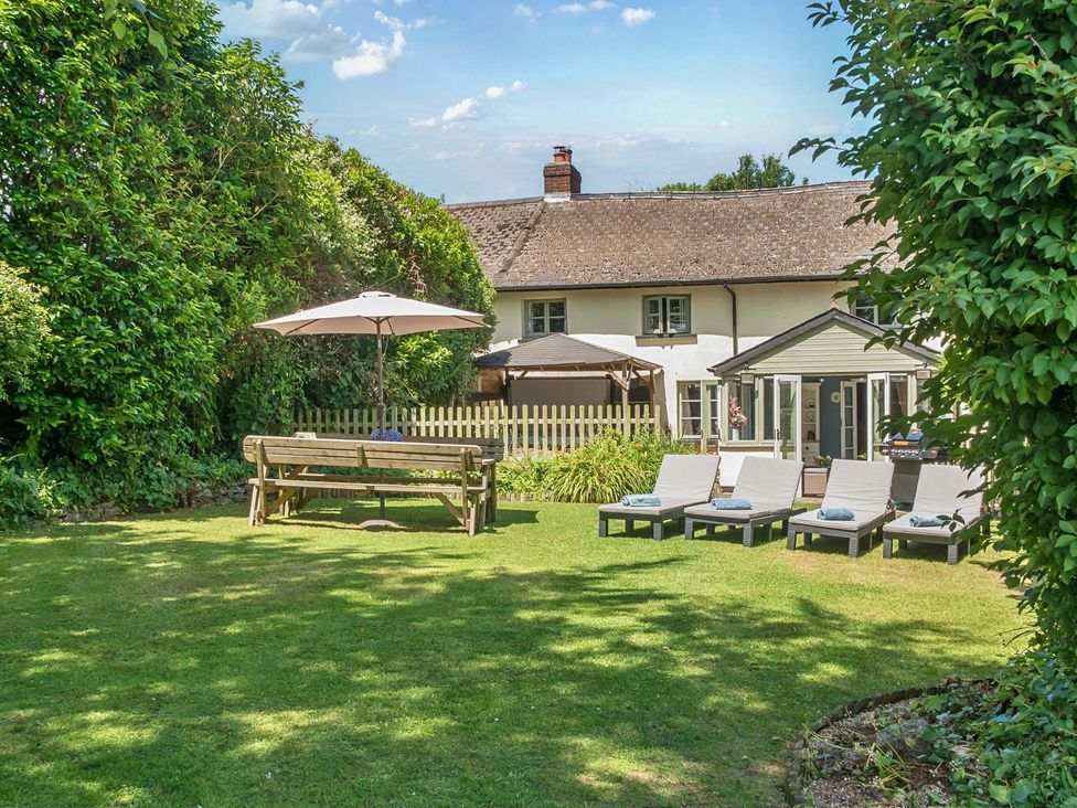A garden with seating area and house at 2 Pigsfoot Cottages Ash Thomas near Halberton, Devon