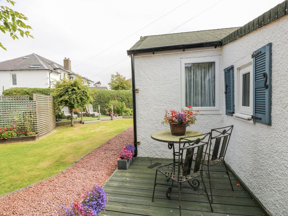 A garden area featuring a table and chairs at Learig Cottage in Girvan