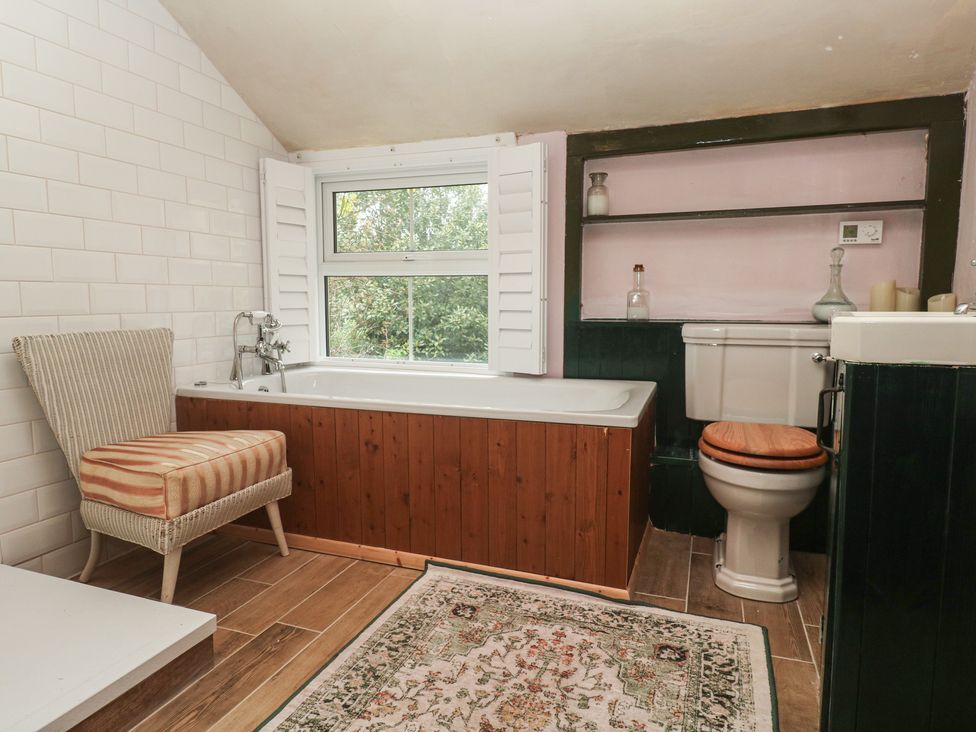 A bathroom with a bathtub, toilet, and sink at Pentira, Kuggar