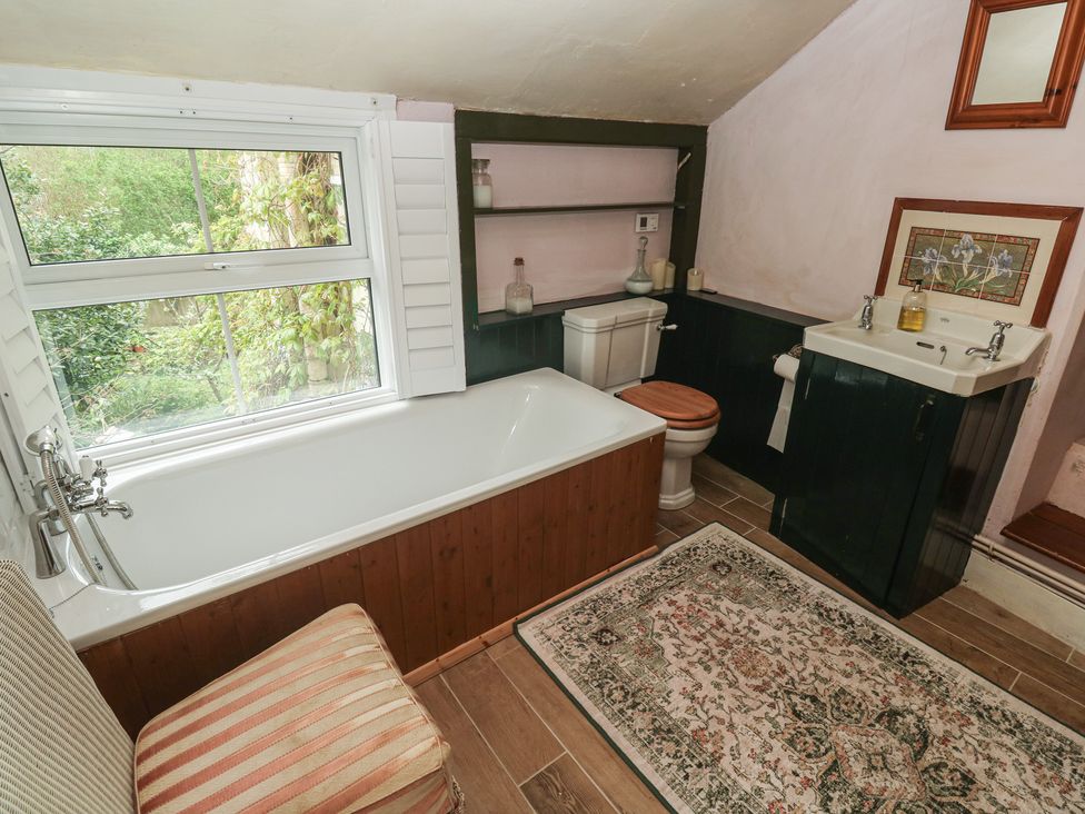A bathroom with a bath tub, toilet, and sink at Pentira in Kuggar