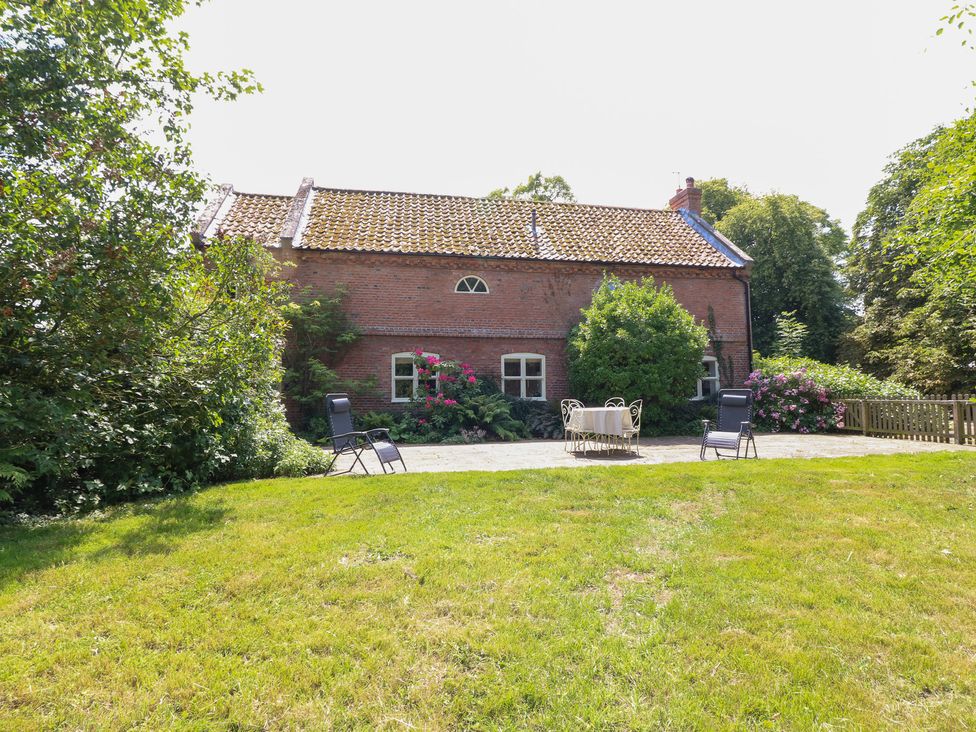 A house with garden furniture and flowers at The Old Barn in Caenby near Market Rasen