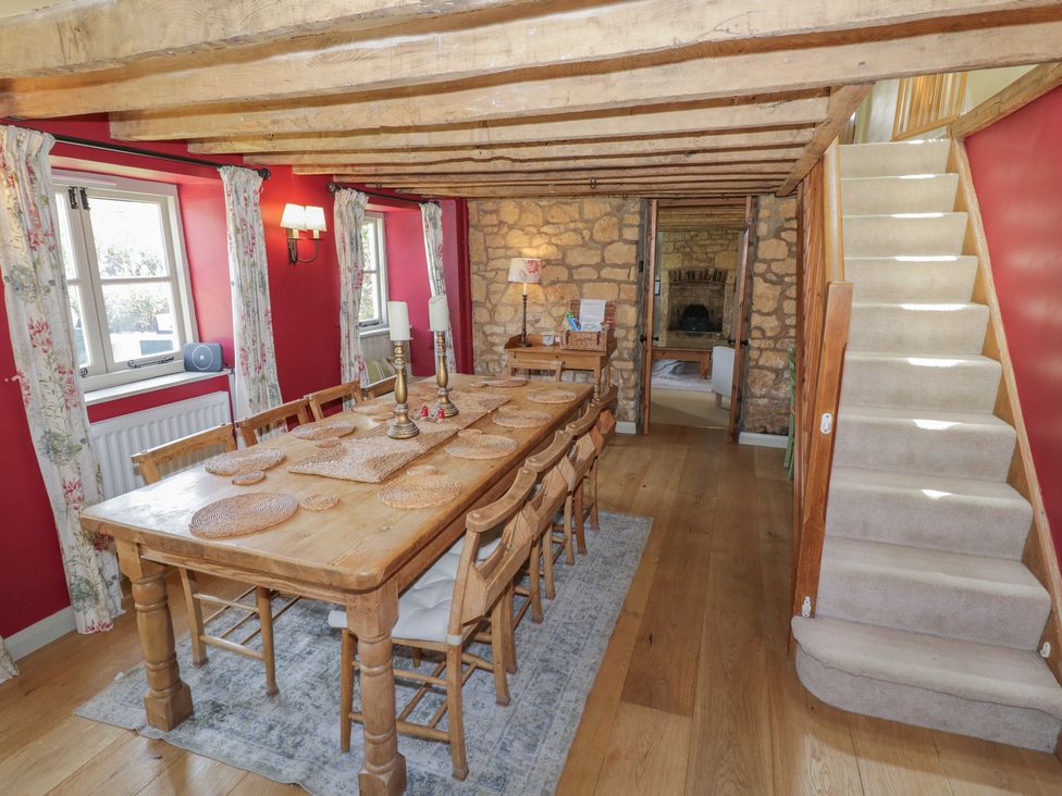 A dining room with a table and chairs at Robins Nest in Bourton-On-The-Water