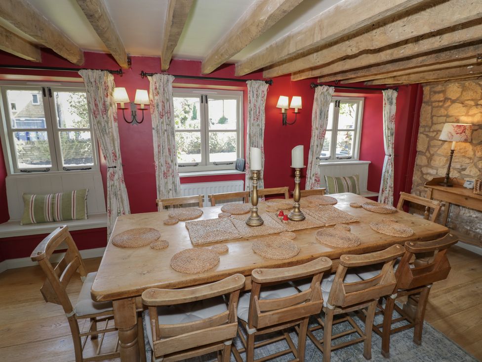 A dining room with a table and chairs at Robins Nest in Bourton-On-The-Water
