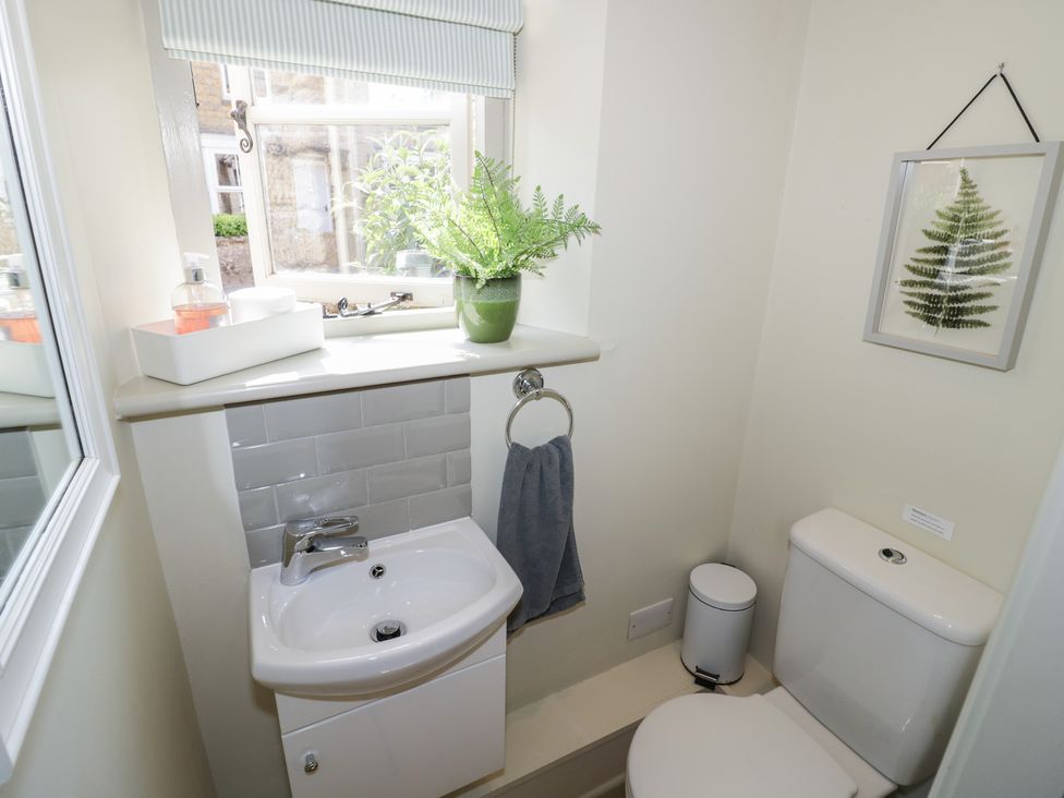 A bathroom with a sink and toilet at Robins Nest Bourton-On-The-Water