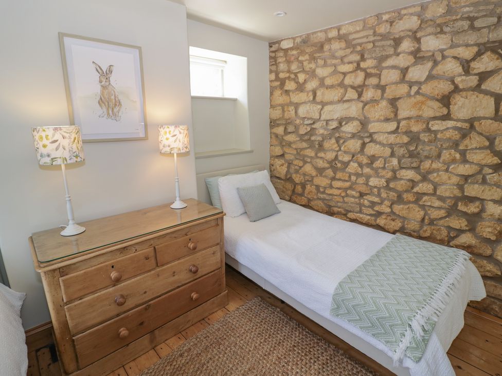 A bedroom with a single bed and dresser at Robins Nest in Bourton-On-The-Water