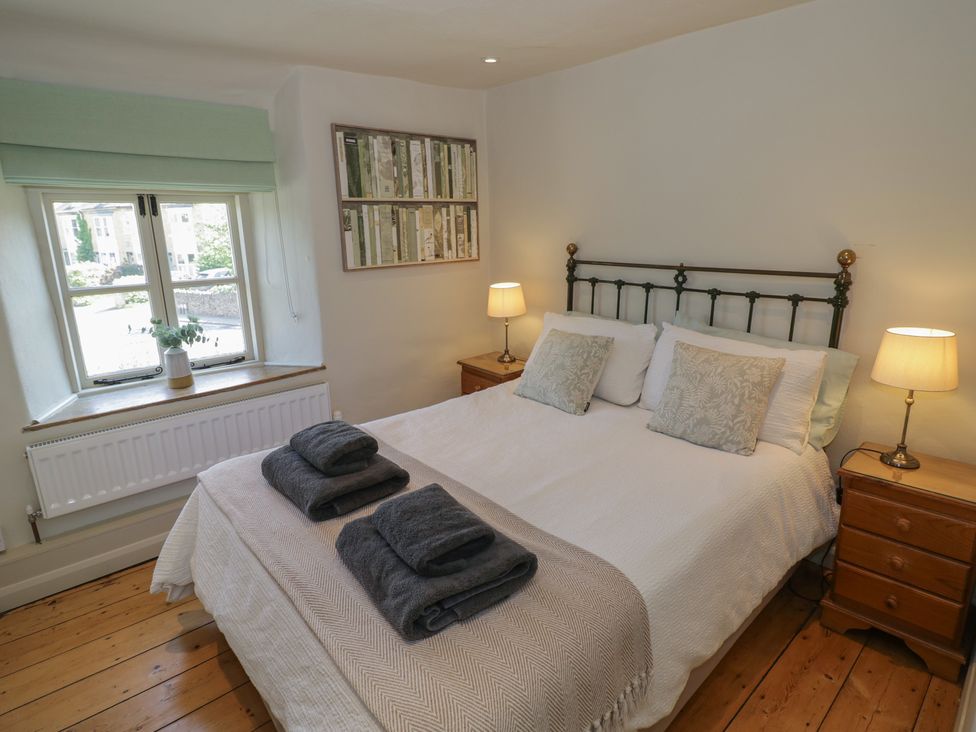 A bedroom with a bed and bedside tables at Robins Nest Bourton-On-The-Water