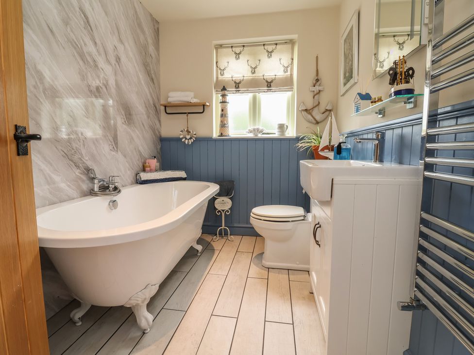 A bathroom with a bathtub, toilet, and sink at Upstairs at the White Lion