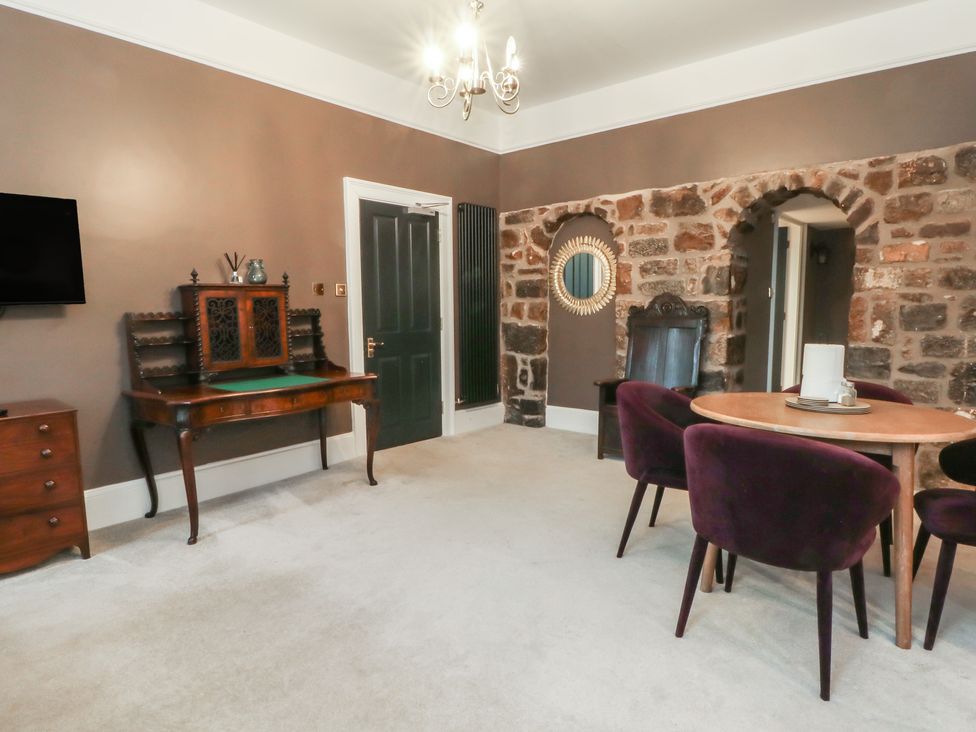 A dining room with a table and chairs at Lord William in Cabus near Garstang