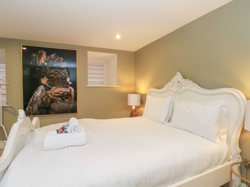 A bedroom with a bed and a picture at Lord William in Cabus near Garstang