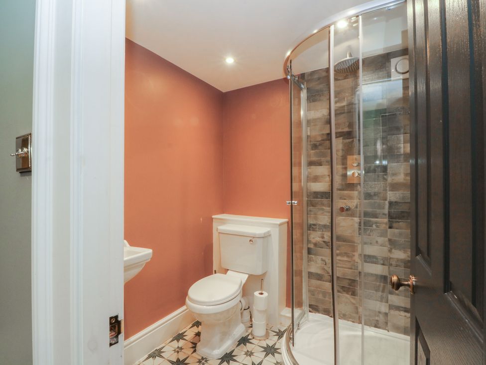 A bathroom with a shower, toilet, and sink at Lord William in Cabus near Garstang