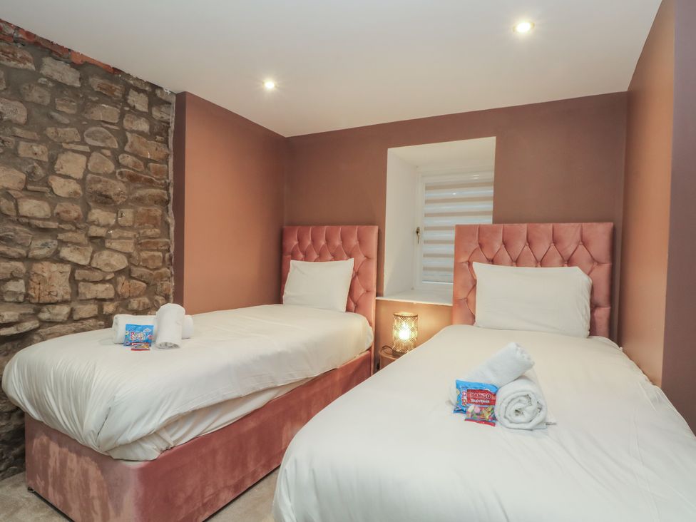 A bedroom with two single beds and a window at Lord William in Cabus near Garstang