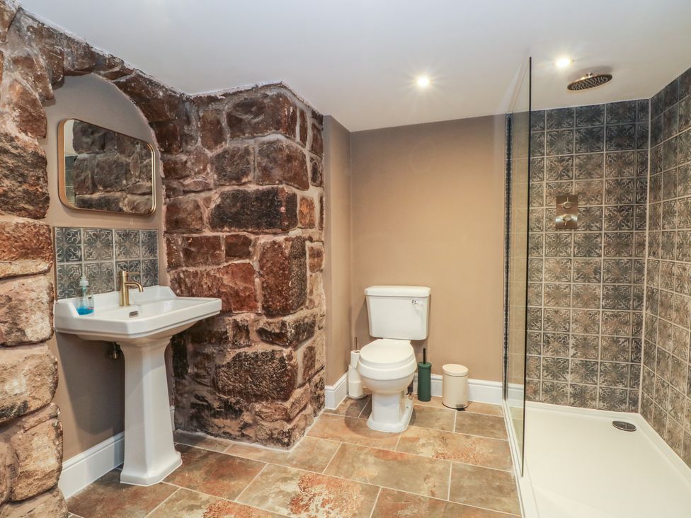 A bathroom with a sink, toilet and shower at Lord William in Cabus near Garstang