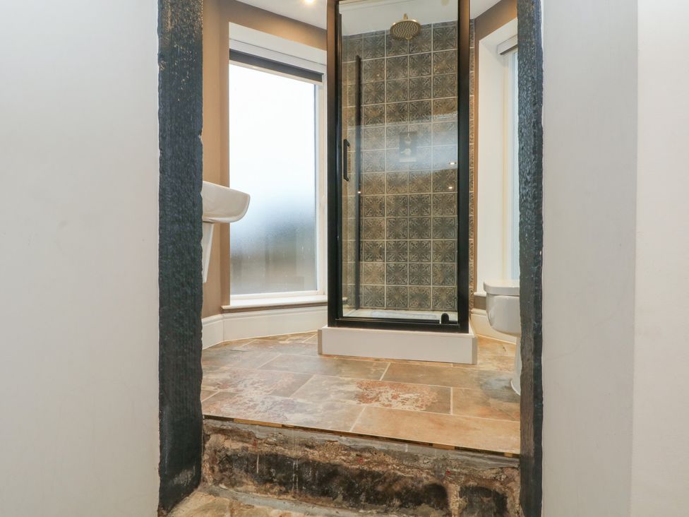 A bathroom with a shower, toilet, and sink at Lord William in Cabus near Garstang