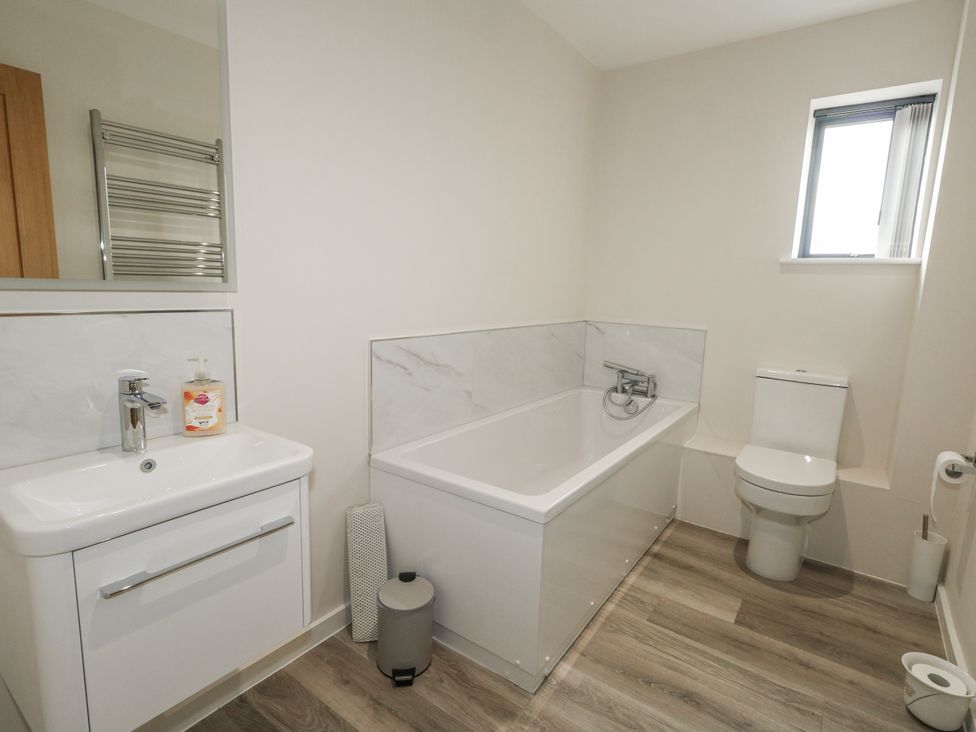 A bathroom with a bathtub, sink and toilet at Frogwell in Yetminster