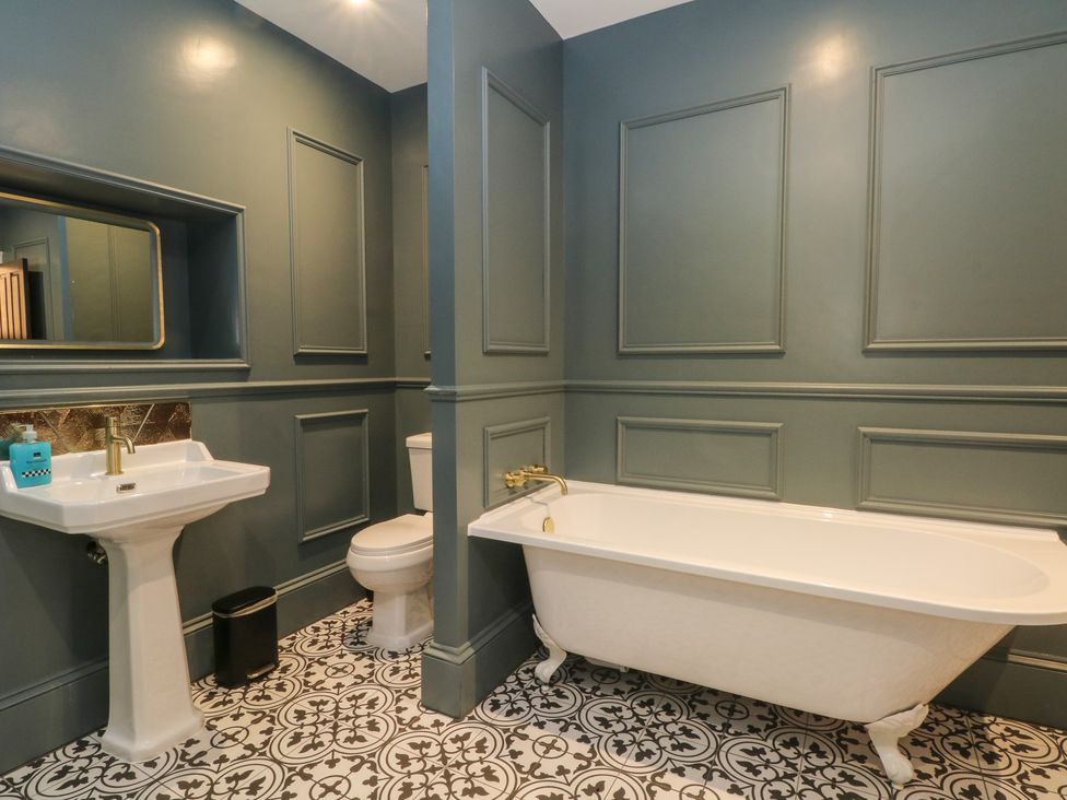 A bathroom with a bathtub, sink, and toilet at Alexander in Cabus near Garstang