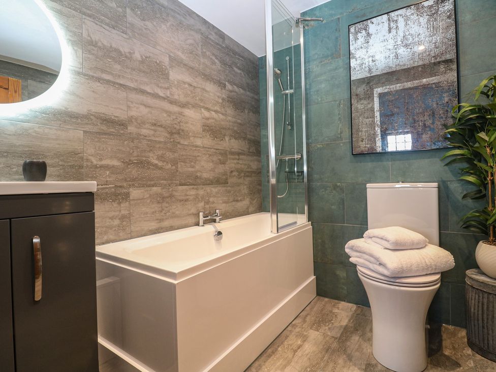 A bathroom with a bathtub, toilet, and sink at Riviere House Hayle