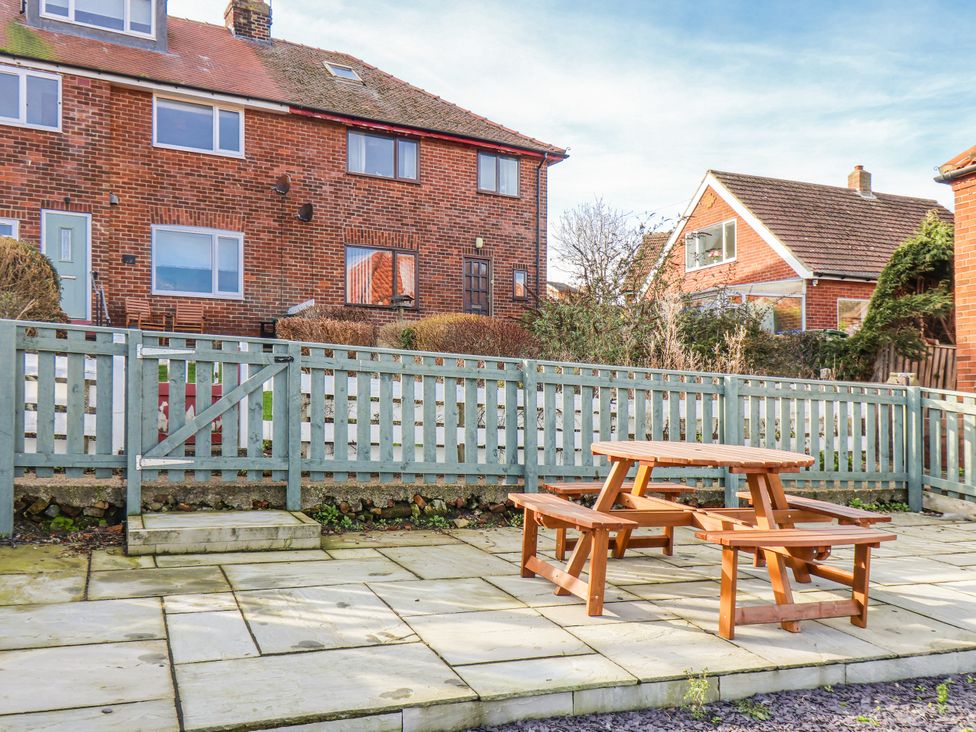 A garden with a picnic table and fenced area at Whitby View in Whitby