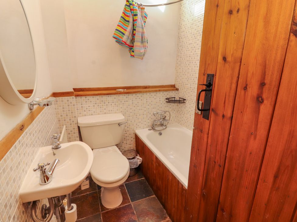 A bathroom with a toilet, sink, and bathtub at Beck Edge in Braithwaite