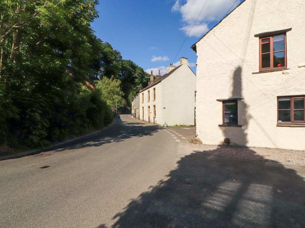 A street with houses and trees at Beck Edge in Braithwaite