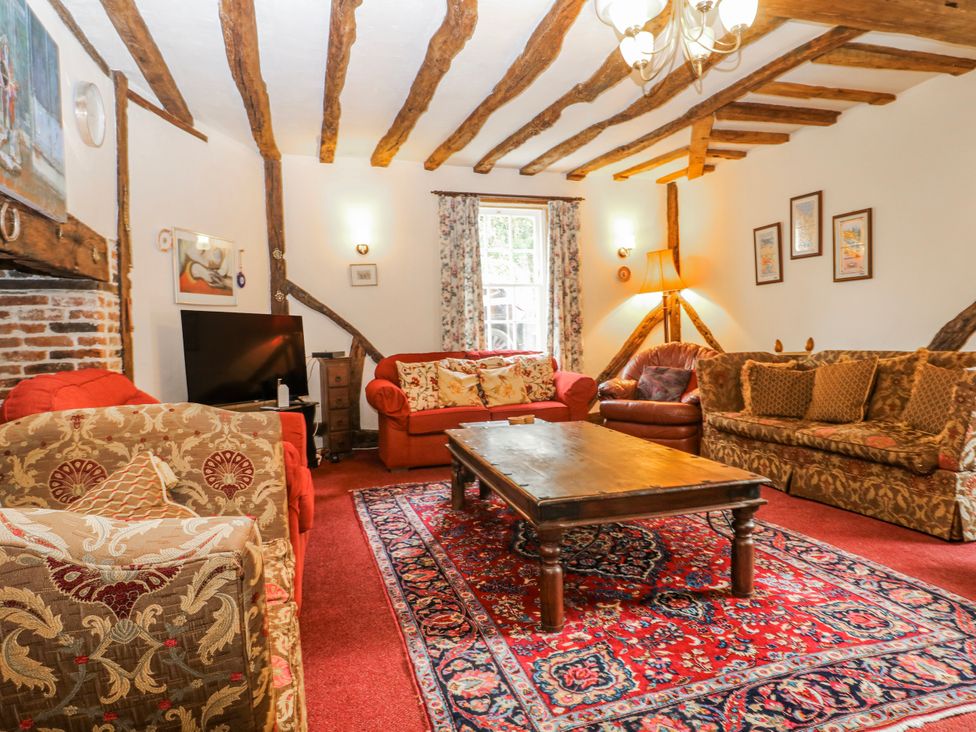 A living room with sofas and a coffee table at Chilton Manor House Sittingbourne