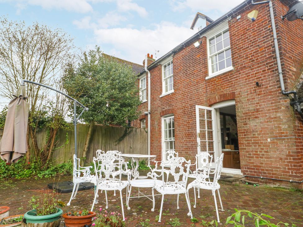 A garden with a table and chairs at Chilton Manor House in Sittingbourne
