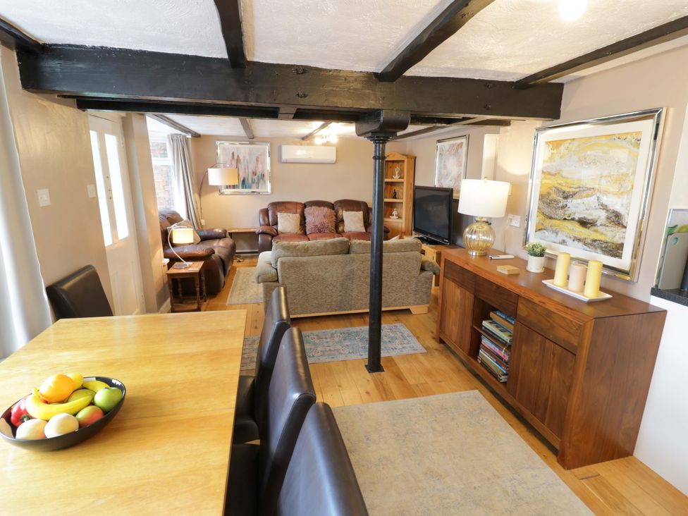 A living room and dining area with furniture at The Golden Cross Cottage in Evesham