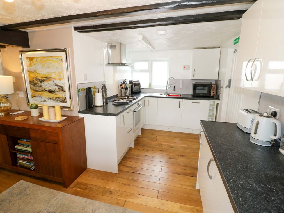 A kitchen with appliances and storage at The Golden Cross Cottage in Evesham