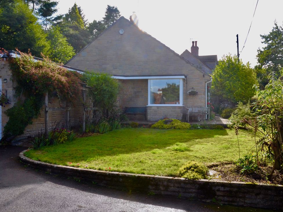A house with a garden and a bench at Woodstock in Chard