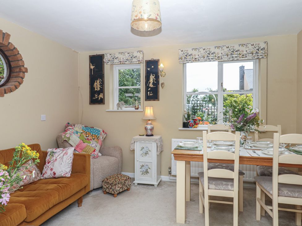 A dining room with a table and chairs at Mei Cottage in Pinhoe