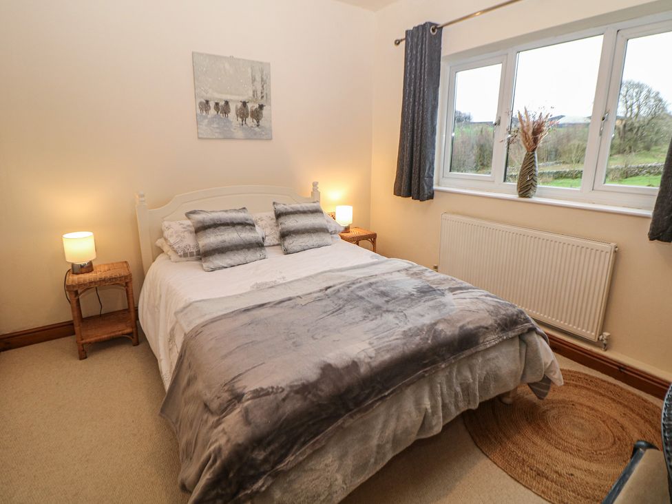 A bedroom with a bed and two lamps at The Beeches in Aldwark near Winster