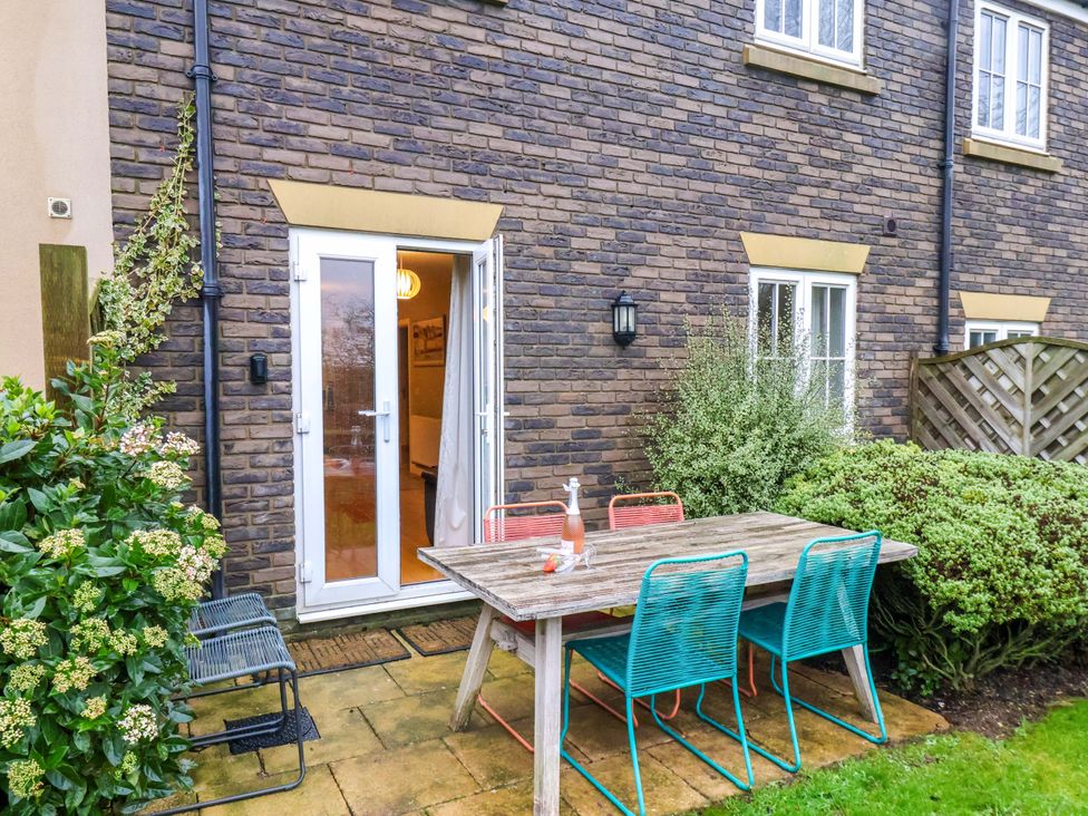An outdoor dining area with a table and chairs at The Beach Retreat The Bay - Filey